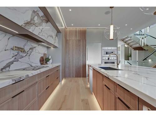 448 25 Avenue Ne, Calgary, AB - Indoor Photo Showing Kitchen With Double Sink