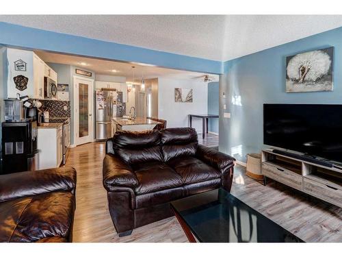 1227 Kings Heights Road Se, Airdrie, AB - Indoor Photo Showing Living Room