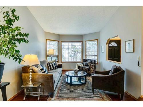 107 Hawkmount Close Nw, Calgary, AB - Indoor Photo Showing Living Room