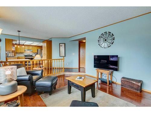 107 Hawkmount Close Nw, Calgary, AB - Indoor Photo Showing Living Room