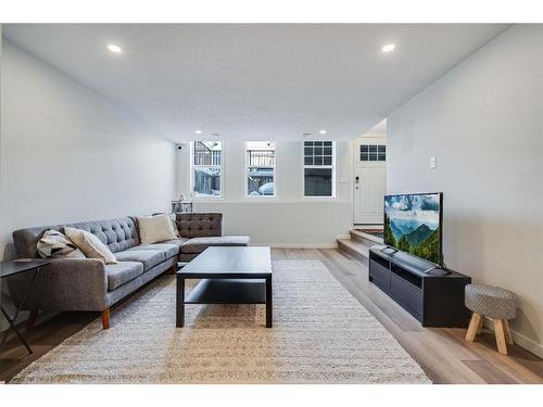 343 Cranbrook Square Se, Calgary, AB - Indoor Photo Showing Living Room