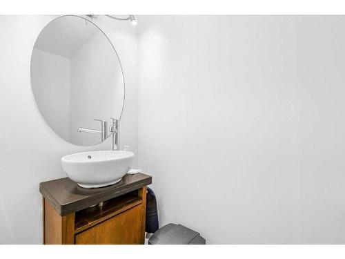 5-200 Hidden Hills Terrace Nw, Calgary, AB - Indoor Photo Showing Bathroom