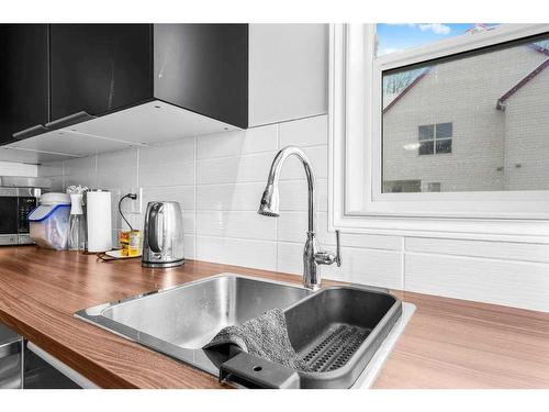 5-200 Hidden Hills Terrace Nw, Calgary, AB - Indoor Photo Showing Kitchen With Double Sink