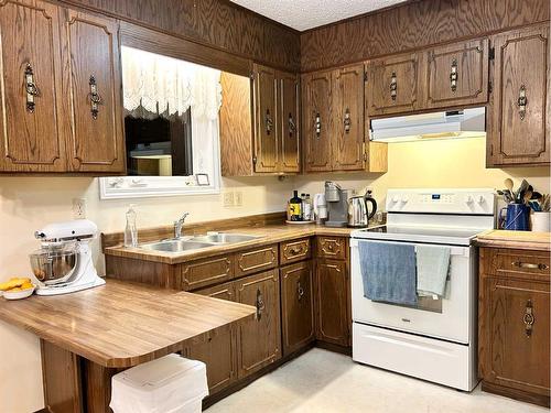 810 7 Avenue Ne, Three Hills, AB - Indoor Photo Showing Kitchen With Double Sink