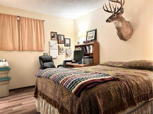 810 7 Avenue Ne, Three Hills, AB - Indoor Photo Showing Bedroom