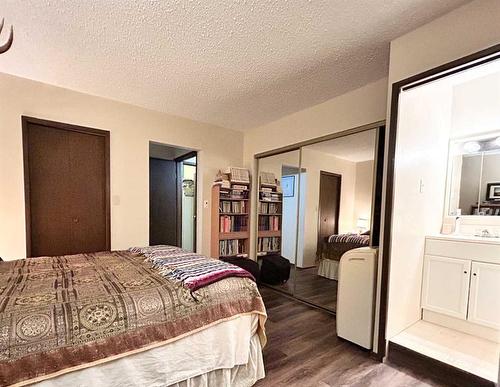 810 7 Avenue Ne, Three Hills, AB - Indoor Photo Showing Bedroom