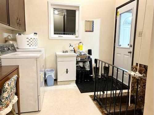 810 7 Avenue Ne, Three Hills, AB - Indoor Photo Showing Laundry Room