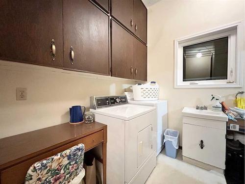 810 7 Avenue Ne, Three Hills, AB - Indoor Photo Showing Laundry Room