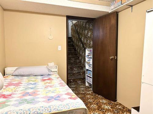 810 7 Avenue Ne, Three Hills, AB - Indoor Photo Showing Bedroom