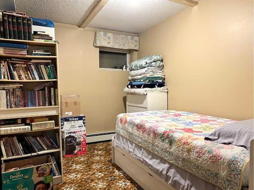 810 7 Avenue Ne, Three Hills, AB - Indoor Photo Showing Bedroom