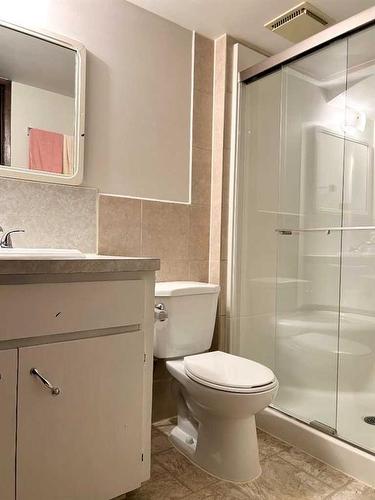 810 7 Avenue Ne, Three Hills, AB - Indoor Photo Showing Bathroom