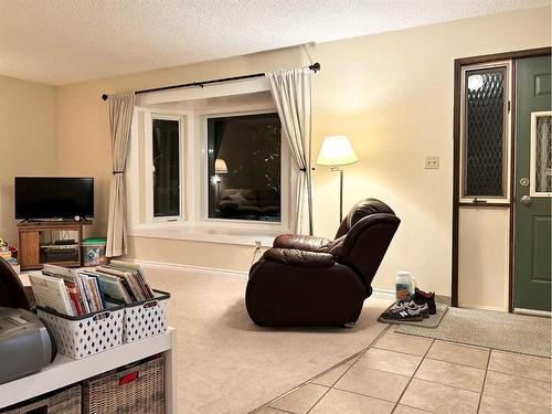 810 7 Avenue Ne, Three Hills, AB - Indoor Photo Showing Living Room