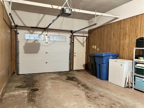 810 7 Avenue Ne, Three Hills, AB - Indoor Photo Showing Garage