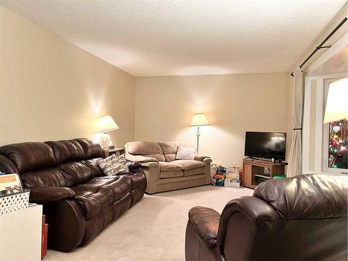 810 7 Avenue Ne, Three Hills, AB - Indoor Photo Showing Living Room