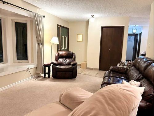 810 7 Avenue Ne, Three Hills, AB - Indoor Photo Showing Living Room