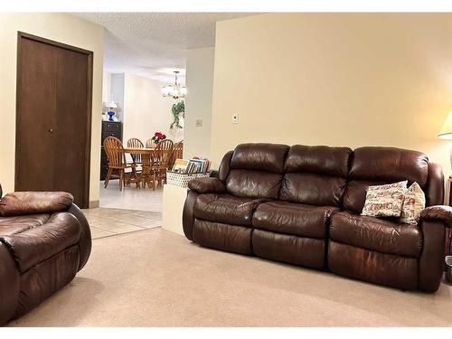 810 7 Avenue Ne, Three Hills, AB - Indoor Photo Showing Living Room