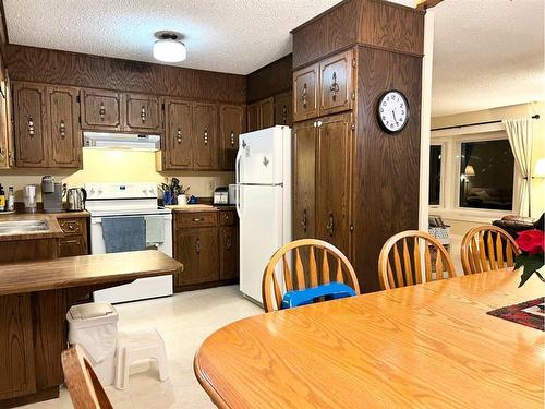 810 7 Avenue Ne, Three Hills, AB - Indoor Photo Showing Kitchen