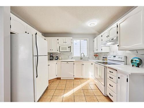 770 Ranchview Circle Nw, Calgary, AB - Indoor Photo Showing Kitchen