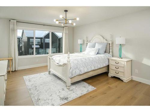 77 Belmont Villas Sw, Calgary, AB - Indoor Photo Showing Bedroom