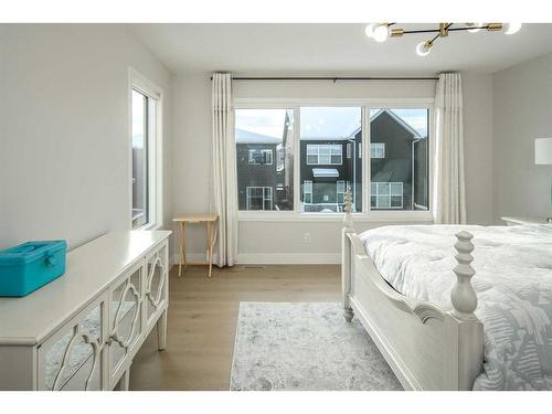 77 Belmont Villas Sw, Calgary, AB - Indoor Photo Showing Bedroom