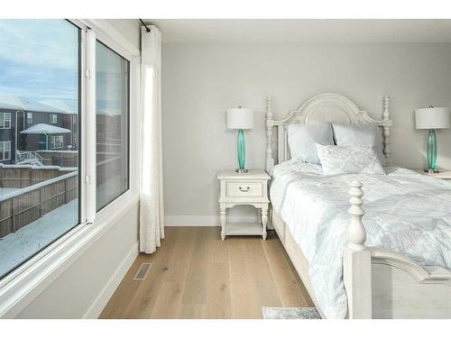 77 Belmont Villas Sw, Calgary, AB - Indoor Photo Showing Bedroom