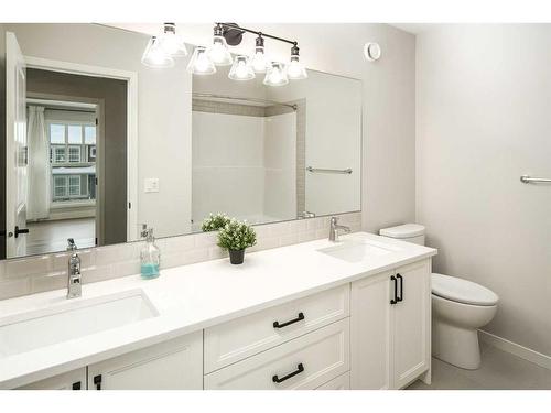 77 Belmont Villas Sw, Calgary, AB - Indoor Photo Showing Bathroom