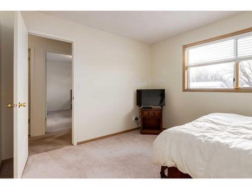 116 Sunvale Crescent Se, Calgary, AB - Indoor Photo Showing Bedroom