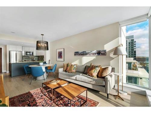 906-510 6 Avenue Se, Calgary, AB - Indoor Photo Showing Living Room