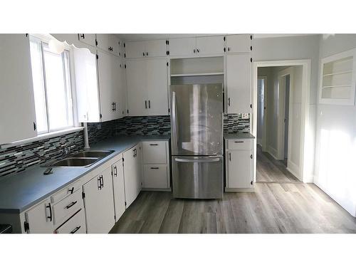 123 1 Street East, Brooks, AB - Indoor Photo Showing Kitchen With Double Sink