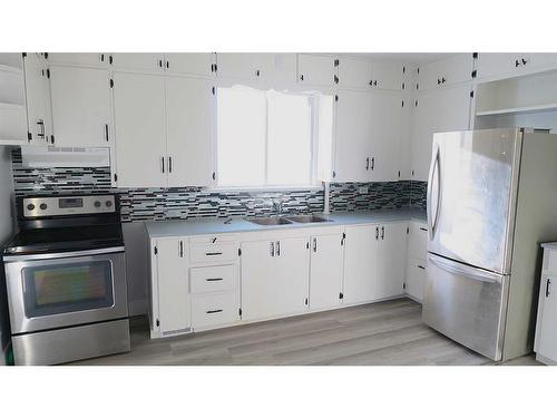 123 1 Street East, Brooks, AB - Indoor Photo Showing Kitchen With Stainless Steel Kitchen With Double Sink With Upgraded Kitchen