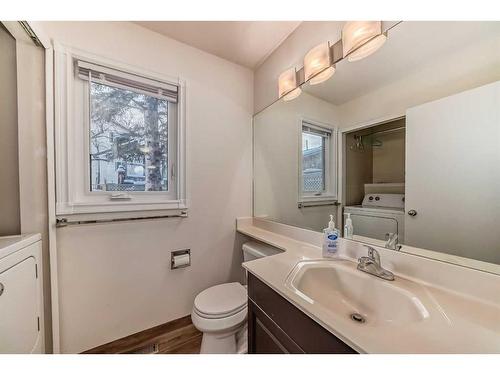 133 38 Avenue Sw, Calgary, AB - Indoor Photo Showing Bathroom