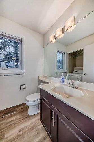 133 38 Avenue Sw, Calgary, AB - Indoor Photo Showing Bathroom