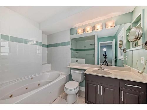 133 38 Avenue Sw, Calgary, AB - Indoor Photo Showing Bathroom