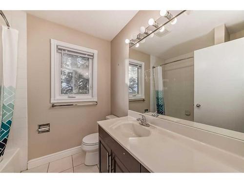 133 38 Avenue Sw, Calgary, AB - Indoor Photo Showing Bathroom