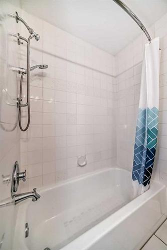 133 38 Avenue Sw, Calgary, AB - Indoor Photo Showing Bathroom