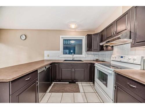 133 38 Avenue Sw, Calgary, AB - Indoor Photo Showing Kitchen