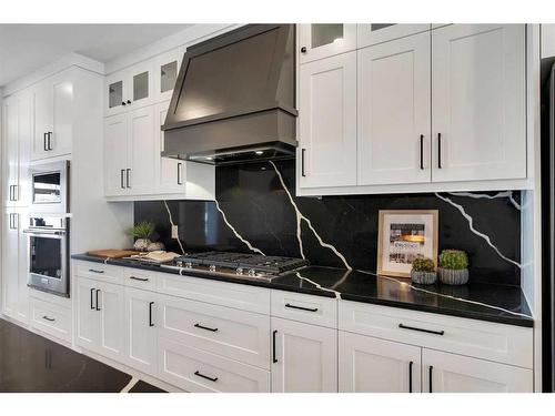 3535 40 Street Sw, Calgary, AB - Indoor Photo Showing Kitchen