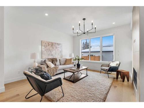 3535 40 Street Sw, Calgary, AB - Indoor Photo Showing Living Room