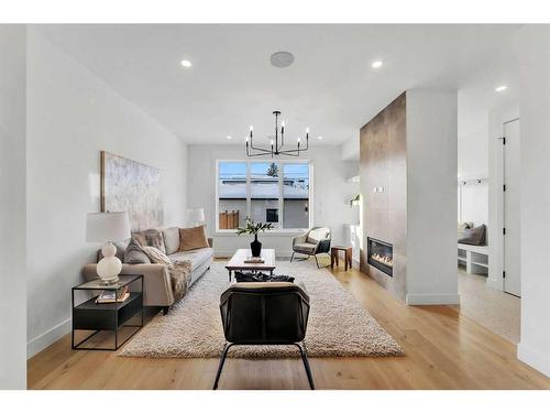 3535 40 Street Sw, Calgary, AB - Indoor Photo Showing Living Room