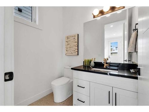 3535 40 Street Sw, Calgary, AB - Indoor Photo Showing Bathroom