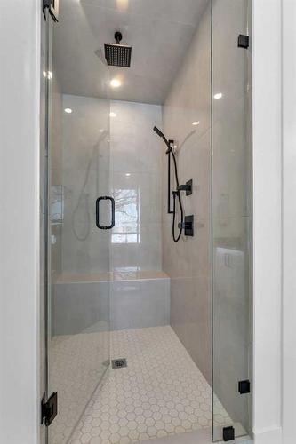 3535 40 Street Sw, Calgary, AB - Indoor Photo Showing Bathroom