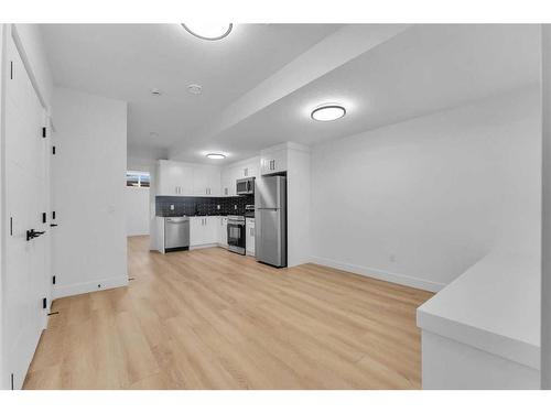 3535 40 Street Sw, Calgary, AB - Indoor Photo Showing Kitchen