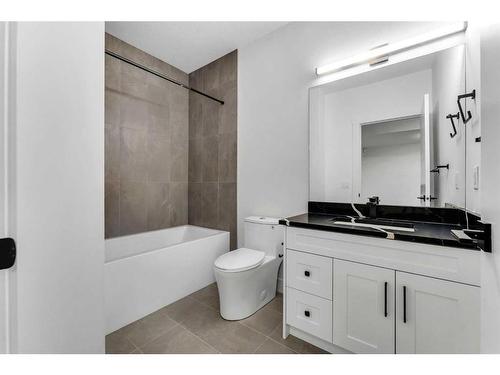 3535 40 Street Sw, Calgary, AB - Indoor Photo Showing Bathroom