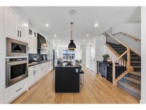 3535 40 Street Sw, Calgary, AB - Indoor Photo Showing Kitchen With Upgraded Kitchen