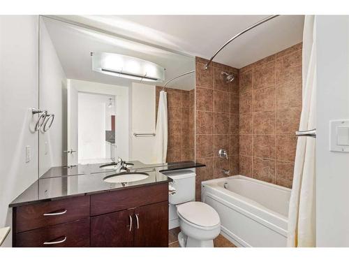 1701-8880 Horton Road Sw, Calgary, AB - Indoor Photo Showing Bathroom