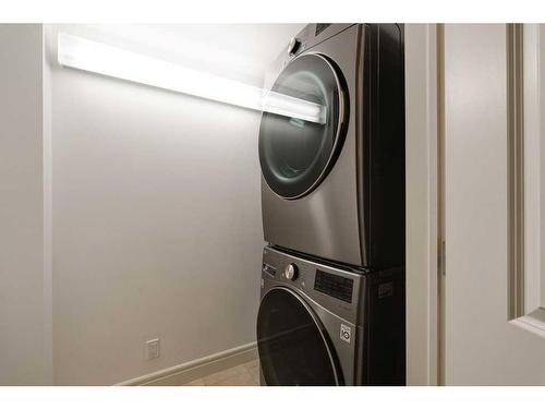 604-920 5 Avenue Sw, Calgary, AB - Indoor Photo Showing Laundry Room