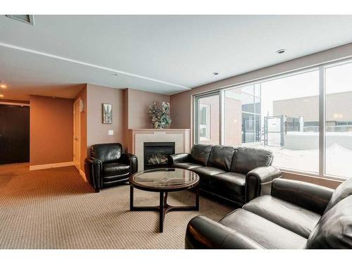 604-920 5 Avenue Sw, Calgary, AB - Indoor Photo Showing Living Room With Fireplace