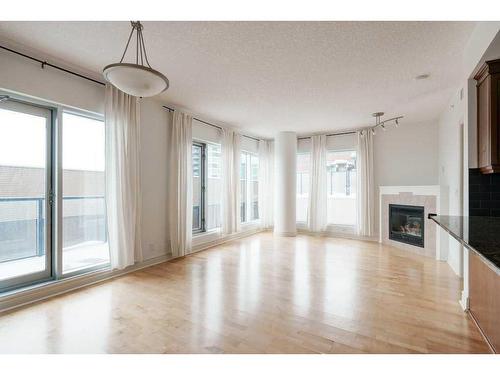 604-920 5 Avenue Sw, Calgary, AB - Indoor Photo Showing Living Room With Fireplace