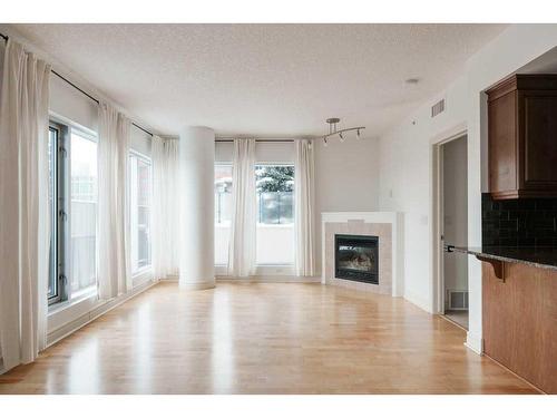 604-920 5 Avenue Sw, Calgary, AB - Indoor Photo Showing Living Room With Fireplace