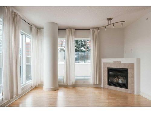 604-920 5 Avenue Sw, Calgary, AB - Indoor Photo Showing Living Room With Fireplace